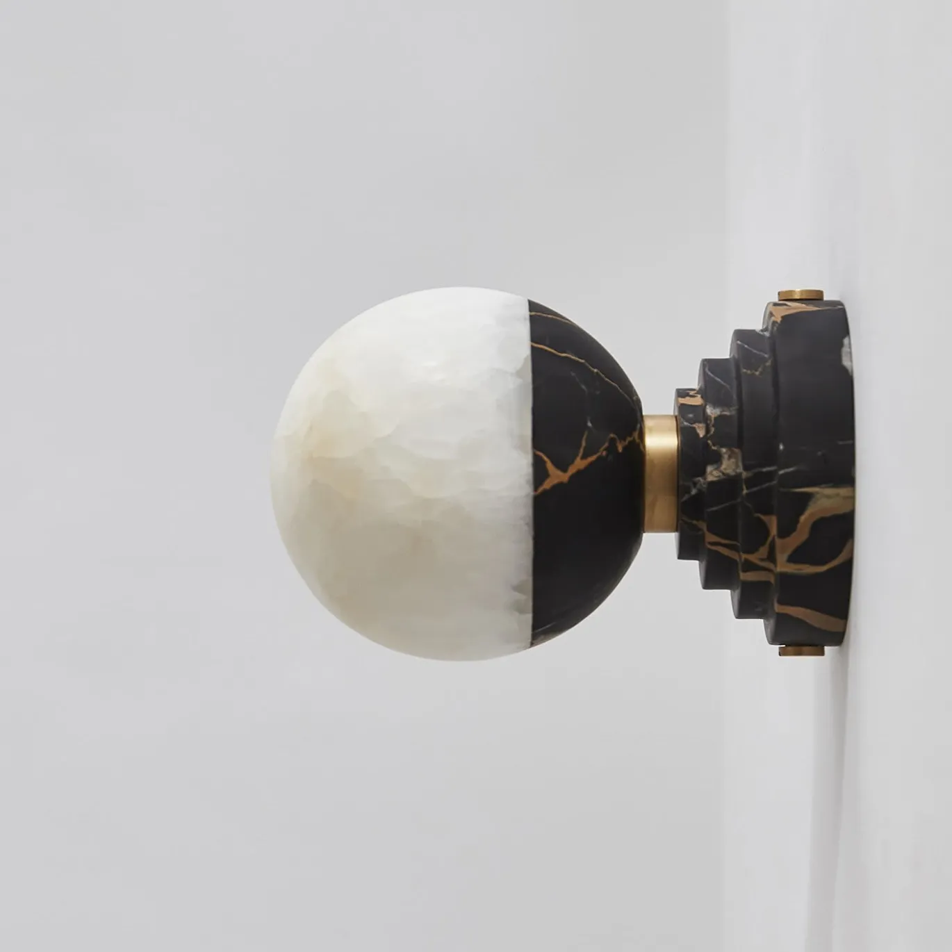 Sconce Lunar in marmo Portoro e onice