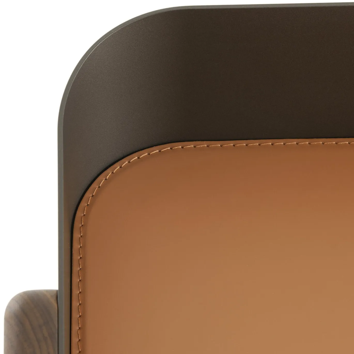 Scrittoio Bavero in pelle color cognac con gambe in legno di noce