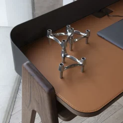 Scrittoio Bavero in pelle color cognac con gambe in legno di noce