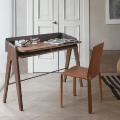 Scrittoio Bavero in pelle color cognac con gambe in legno di noce