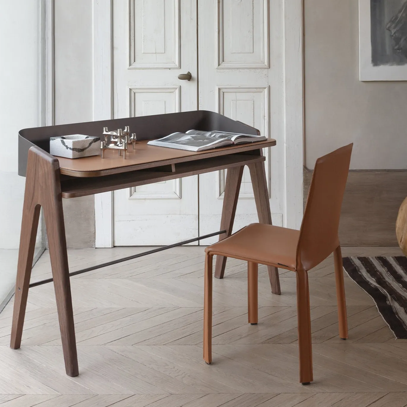Scrittoio Bavero in pelle color cognac con gambe in legno di noce