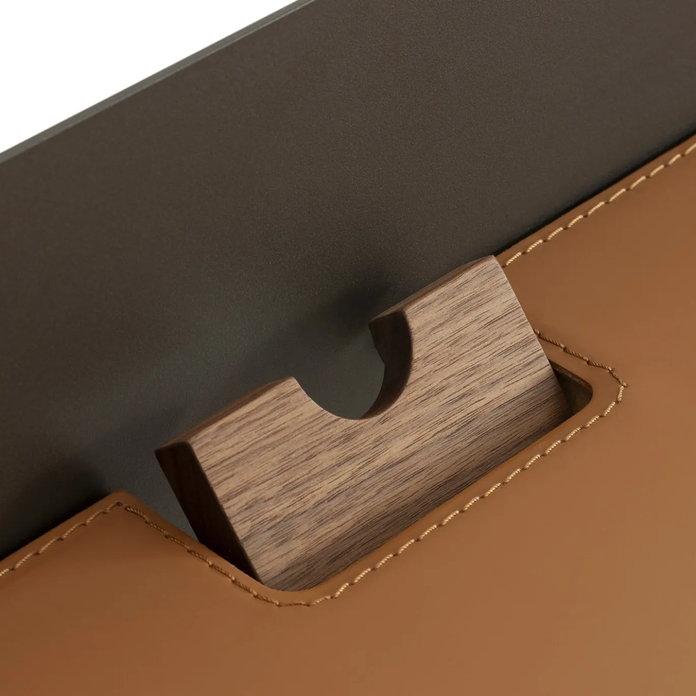 Scrittoio Bavero in pelle color cognac con gambe in legno di noce