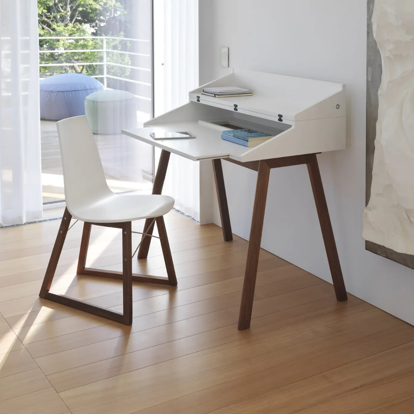 Scrivania Bureau White di Esa Vesmanen
