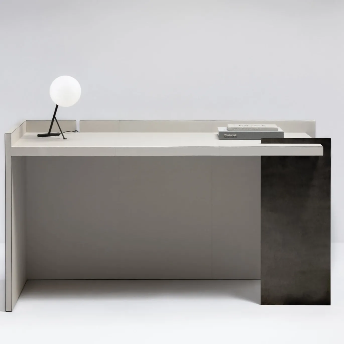 Scrivania geometrica in grigio chiaro e bronzo