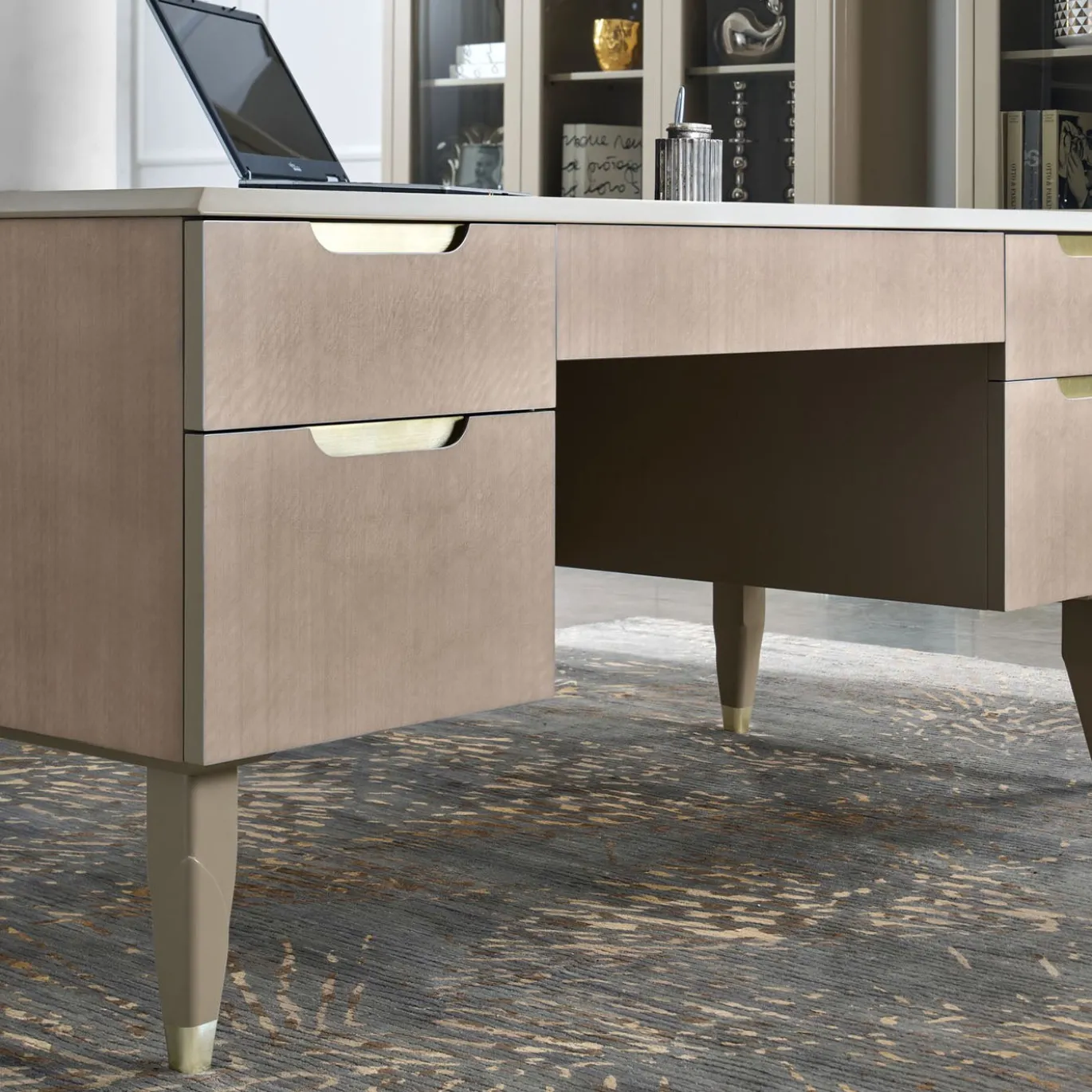 Scrivania in Eucalipto Taupe con Maniglie Champagne della Collezione Studio Privè