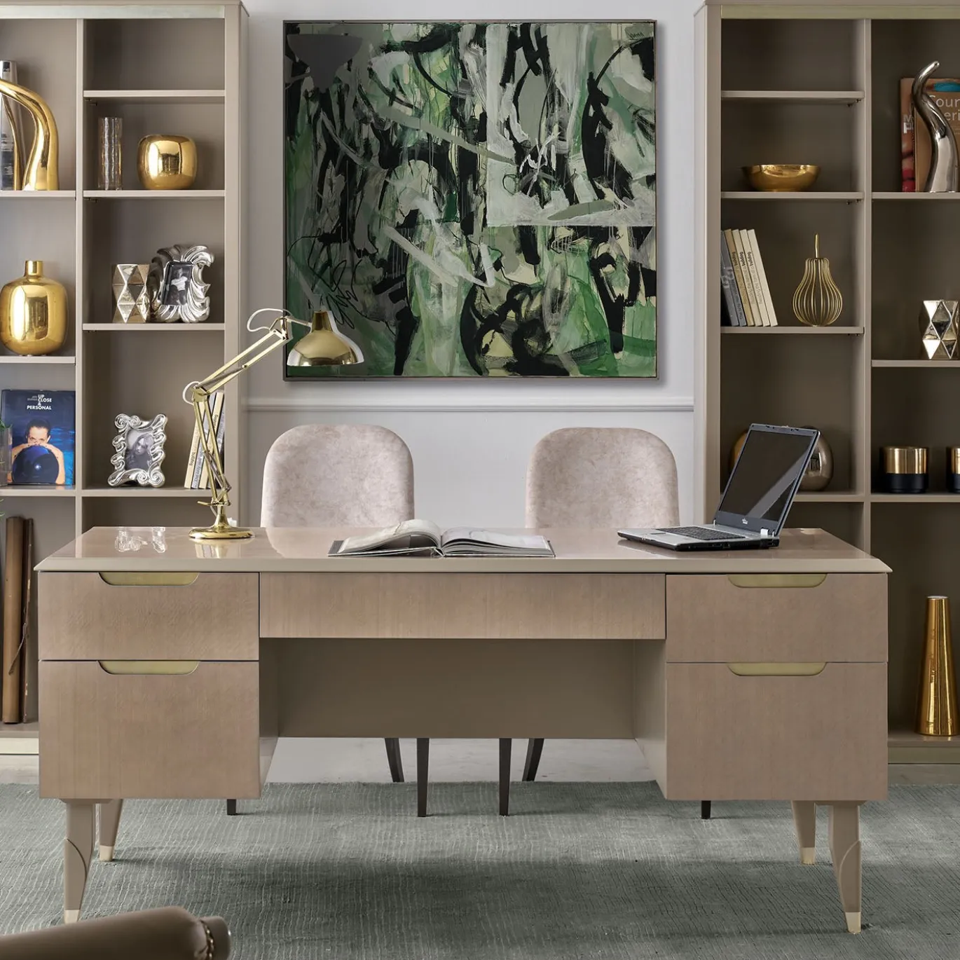 Scrivania in Eucalipto Taupe con Maniglie Champagne della Collezione Studio Privè