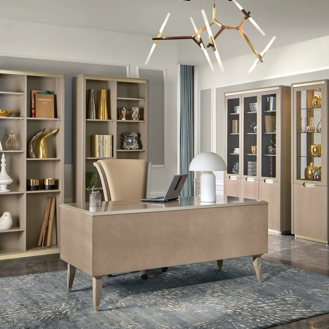 Scrivania in Eucalipto Taupe con Maniglie Champagne della Collezione Studio Privè