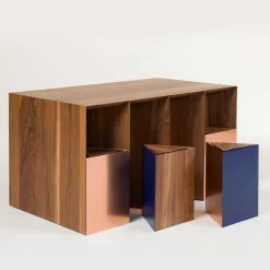 Scrivania Intarsio in noce con sgabelli triangolari