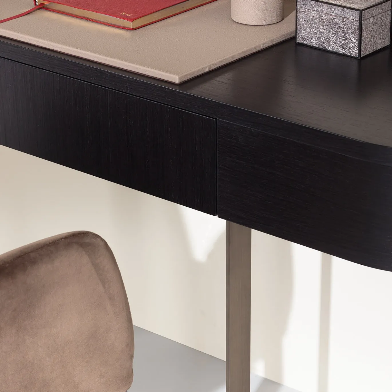 Scrivania Iside Dark Vanity di Ciarmoli Queda Studio