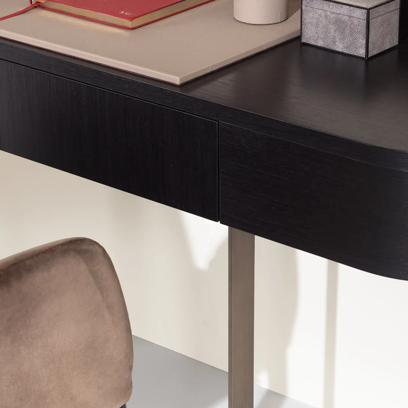 Scrivania Iside Dark Vanity di Ciarmoli Queda Studio
