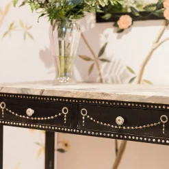Scrivania Provenza con struttura in legno nero e piano effetto marmo