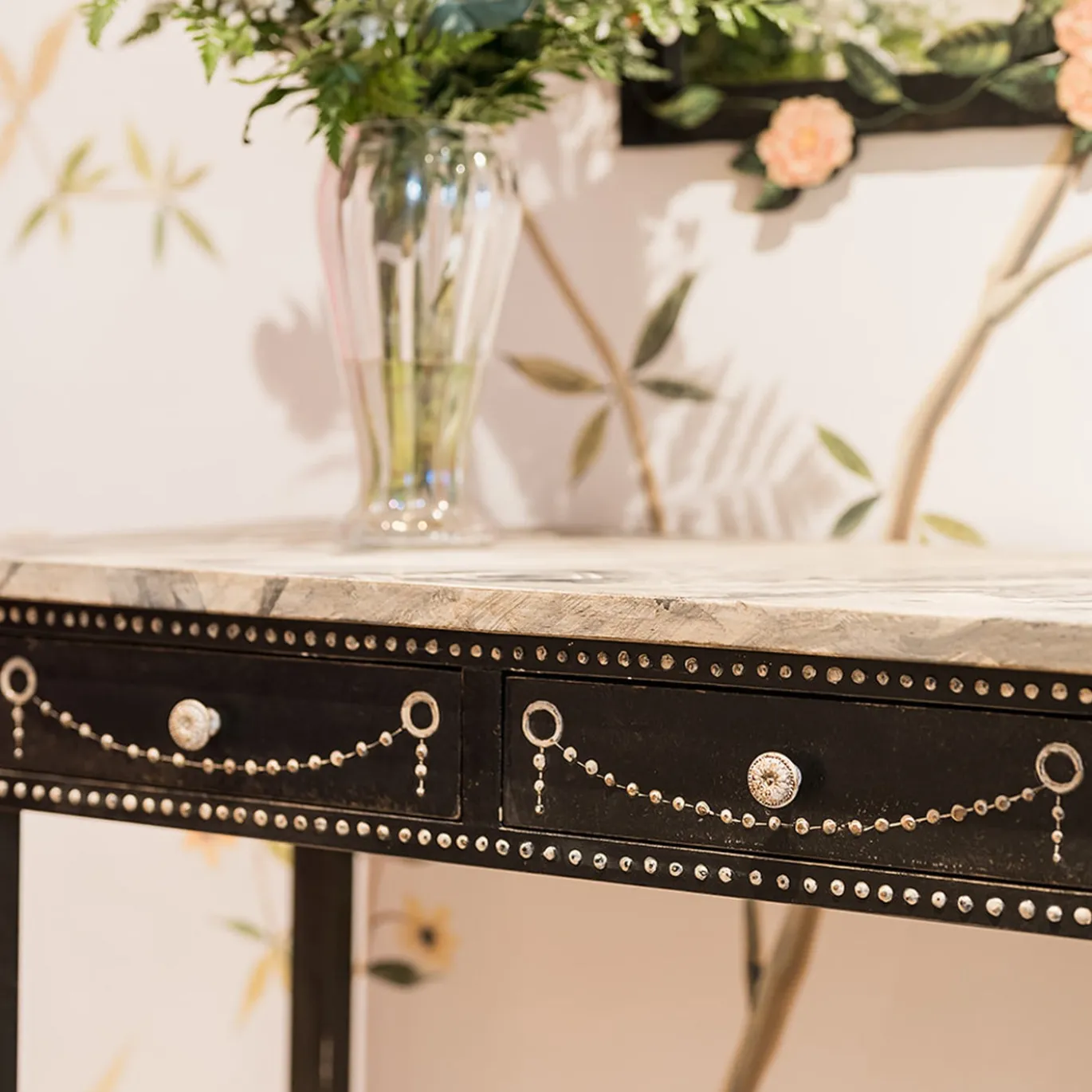 Scrivania Provenza con struttura in legno nero e piano effetto marmo