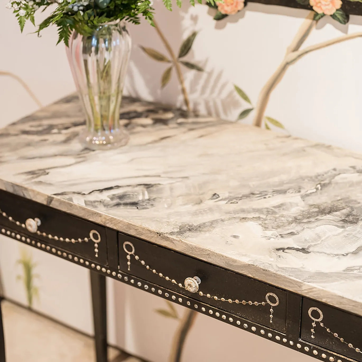 Scrivania Provenza con struttura in legno nero e piano effetto marmo