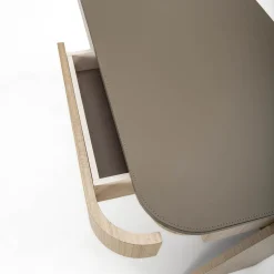 Scrivania Shape a 2 cassetti in pelle e legno eucalipto