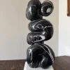 Scultura Abbracci in Marmo Nero Venato su Base Bianca di Piero Speranza