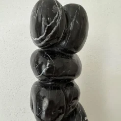 Scultura Abbracci in Marmo Nero Venato su Base Bianca di Piero Speranza