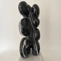 Scultura Abbracci in Marmo Nero Venato su Base Bianca di Piero Speranza