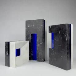 Scultura Alta Attraversare Forme in marmo