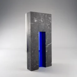 Scultura Alta Attraversare Forme in marmo