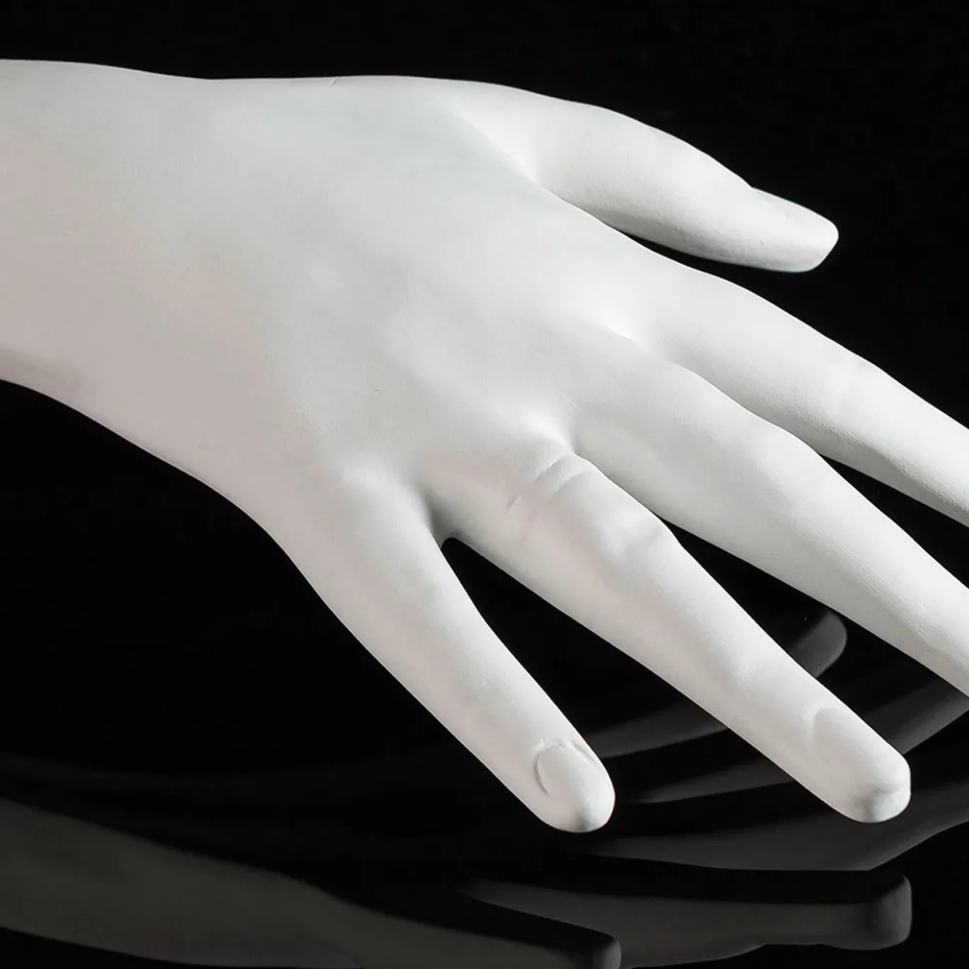 Scultura bianca a forma di mano Mano Destra