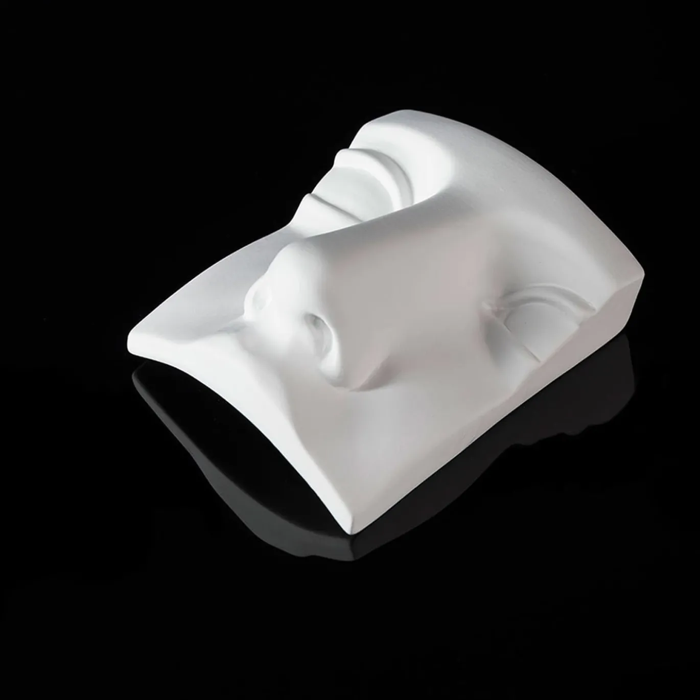 Scultura bianca di Naso Giunone
