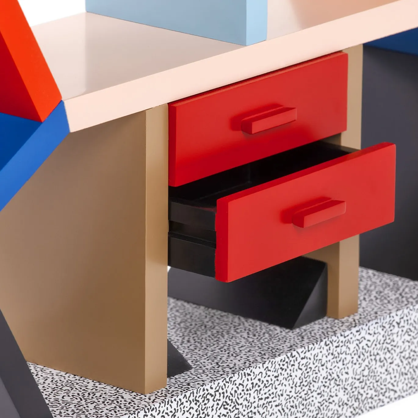 Scultura Carlton Miniatura Memphis in Legno di Ettore Sottsass