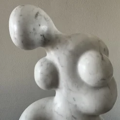 Scultura Contrazione in marmo Bianco di Carrara su base in granito di Piero Speranza