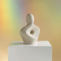Scultura decorativa Alma in porcellana beige