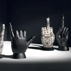 Scultura decorativa Infamis Nero di Ugo La Pietra
