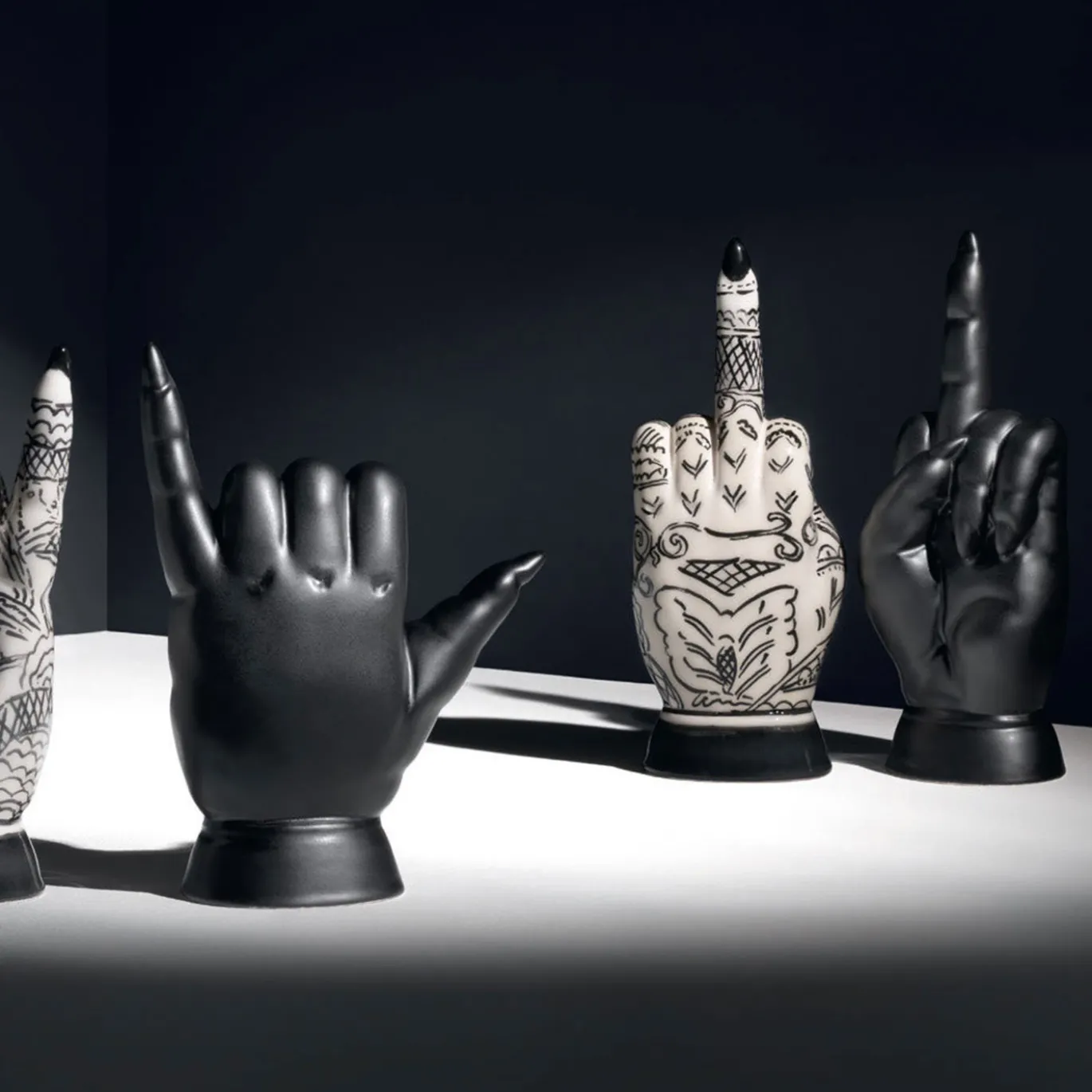 Scultura decorativa Infamis Tattoo di Ugo La Pietra