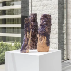 Scultura Decorativa Pastiche Media in Terracotta Smaltata Viola