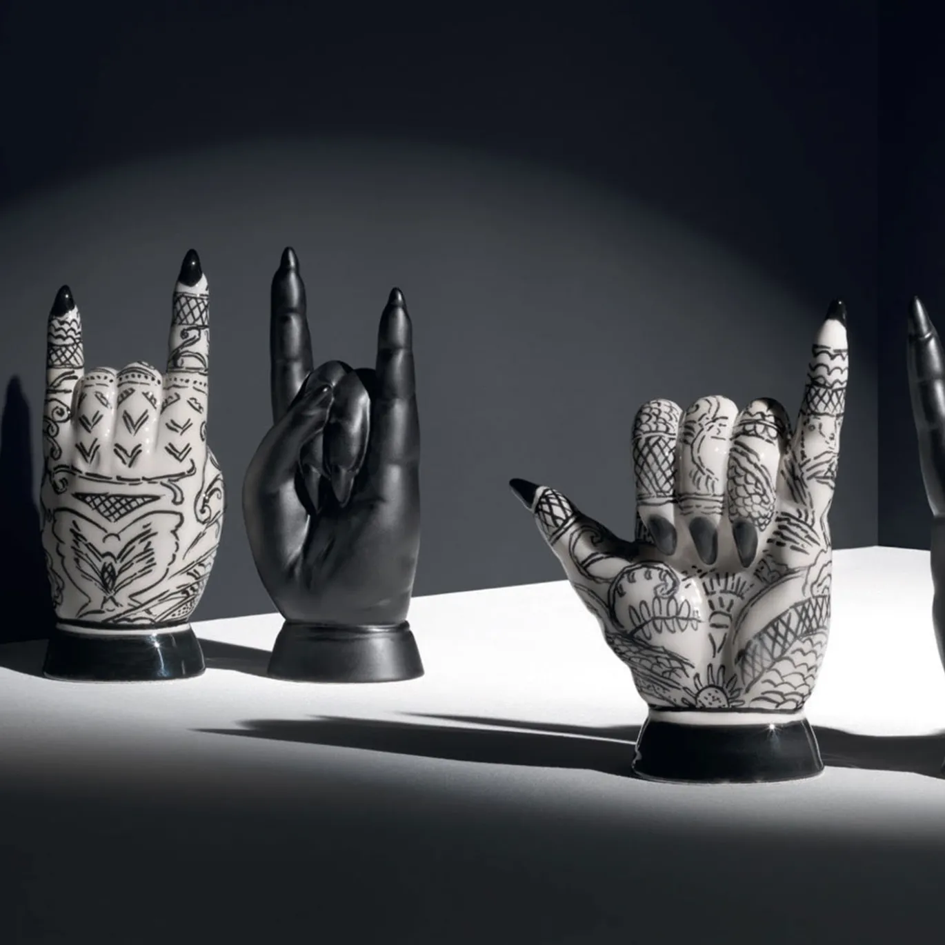 Scultura decorativa Shaka Tattoo di Ugo La Pietra