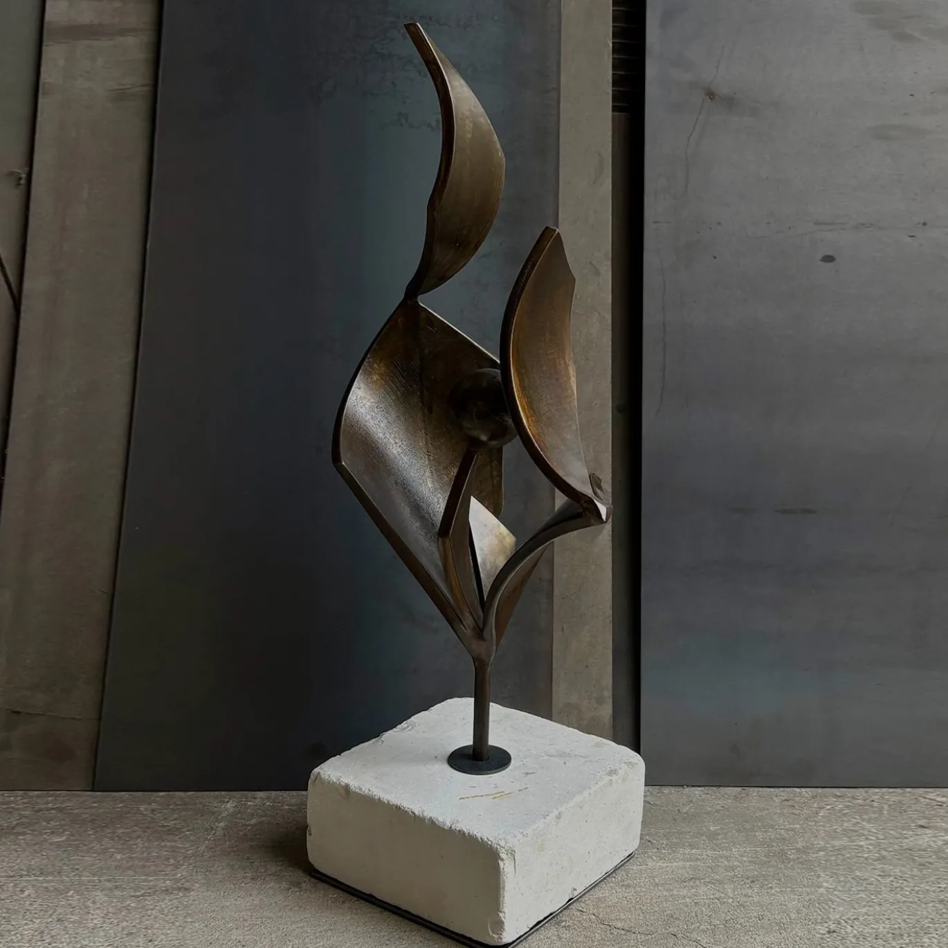 Scultura decorativa stilizzata Tulip in ferro di Lorenzo Quadalti