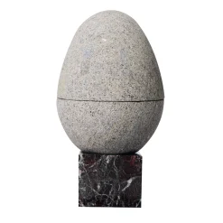 Scultura decorativa Uovo in pietra con base in marmo