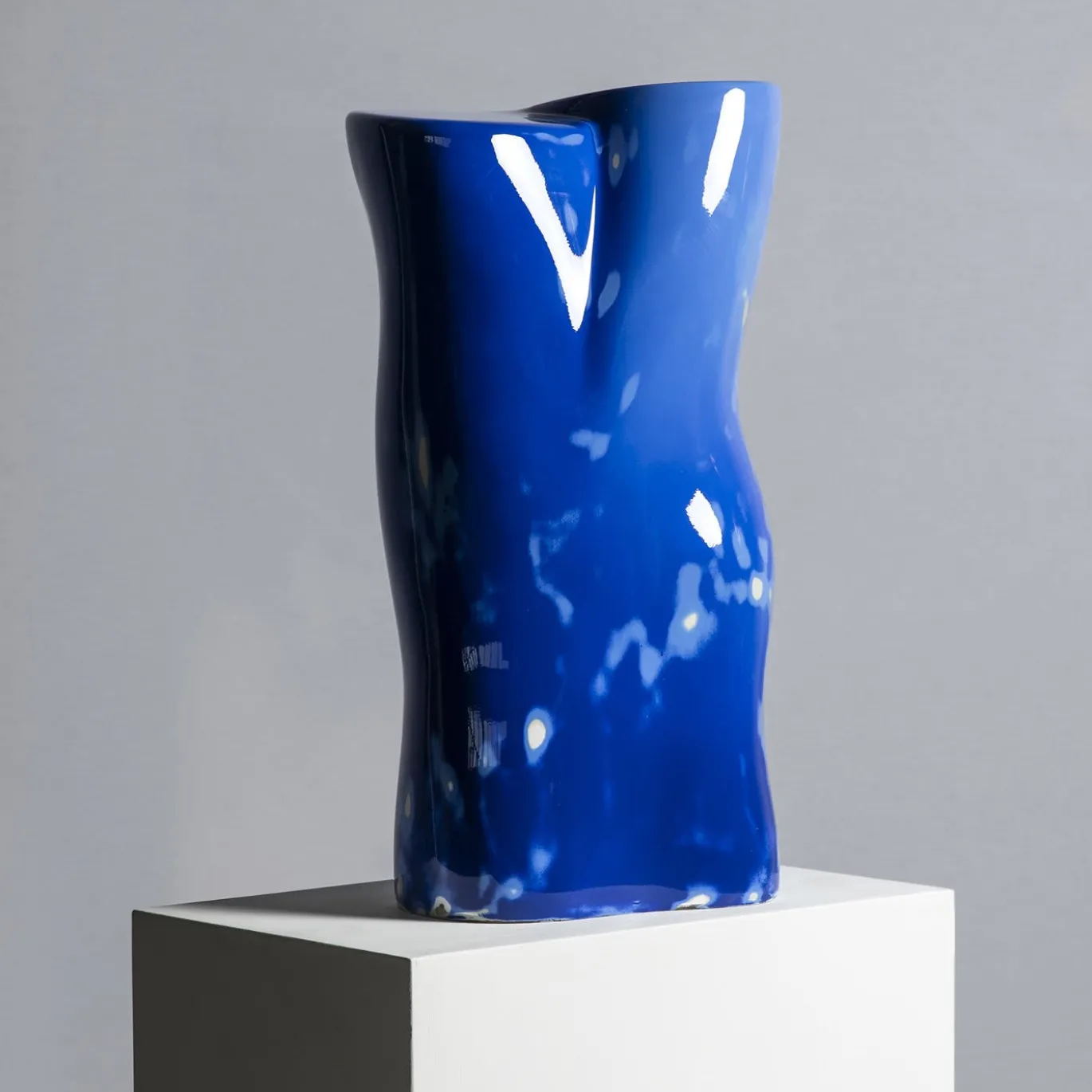 Scultura di busto femminile blu
