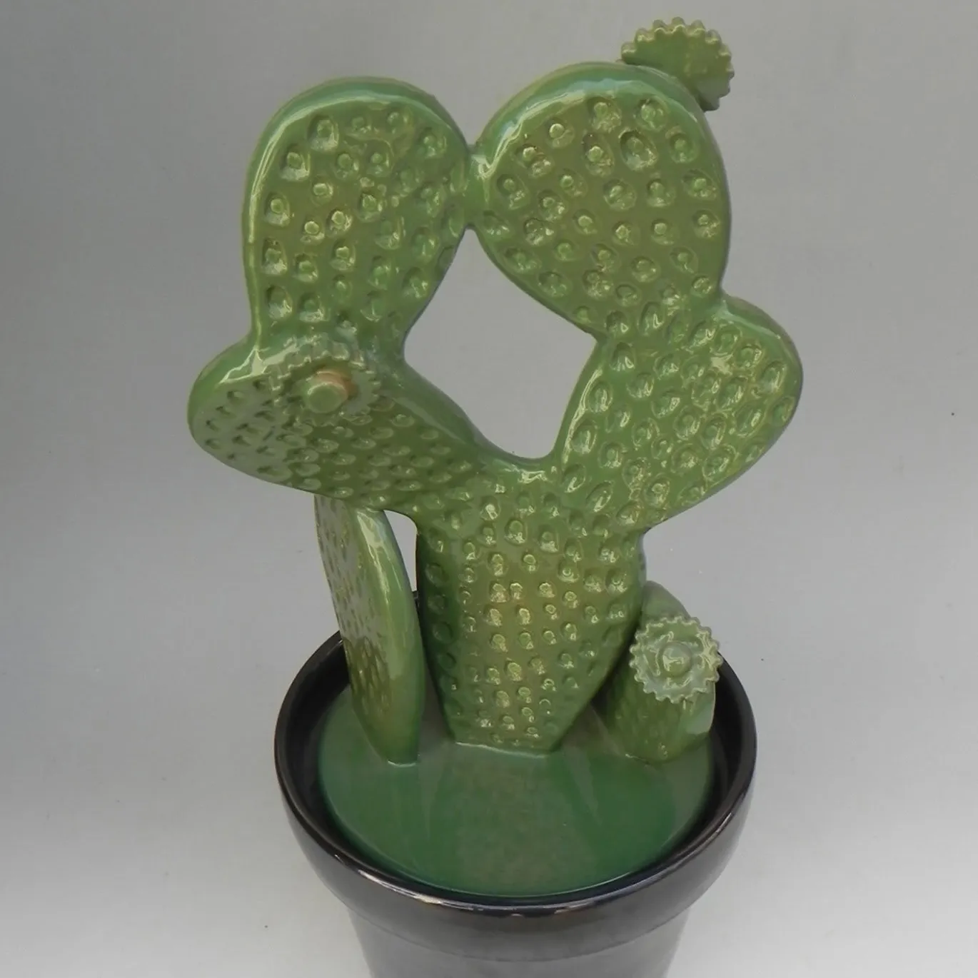 Scultura di cactus in ceramica di Tullio Mazzotti in via Gutierrez