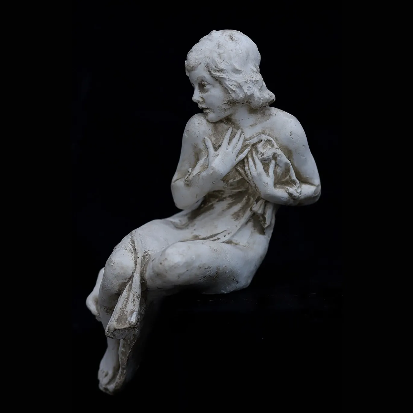 Scultura di donna seduta