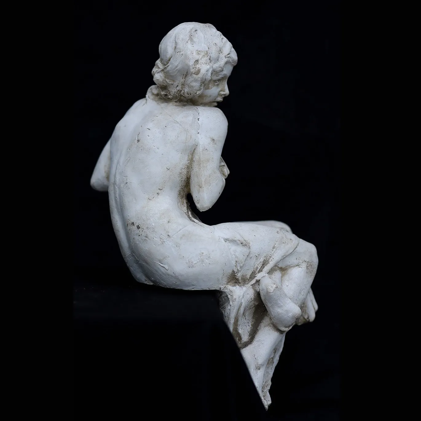 Scultura di donna seduta
