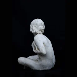 Scultura di donna seduta