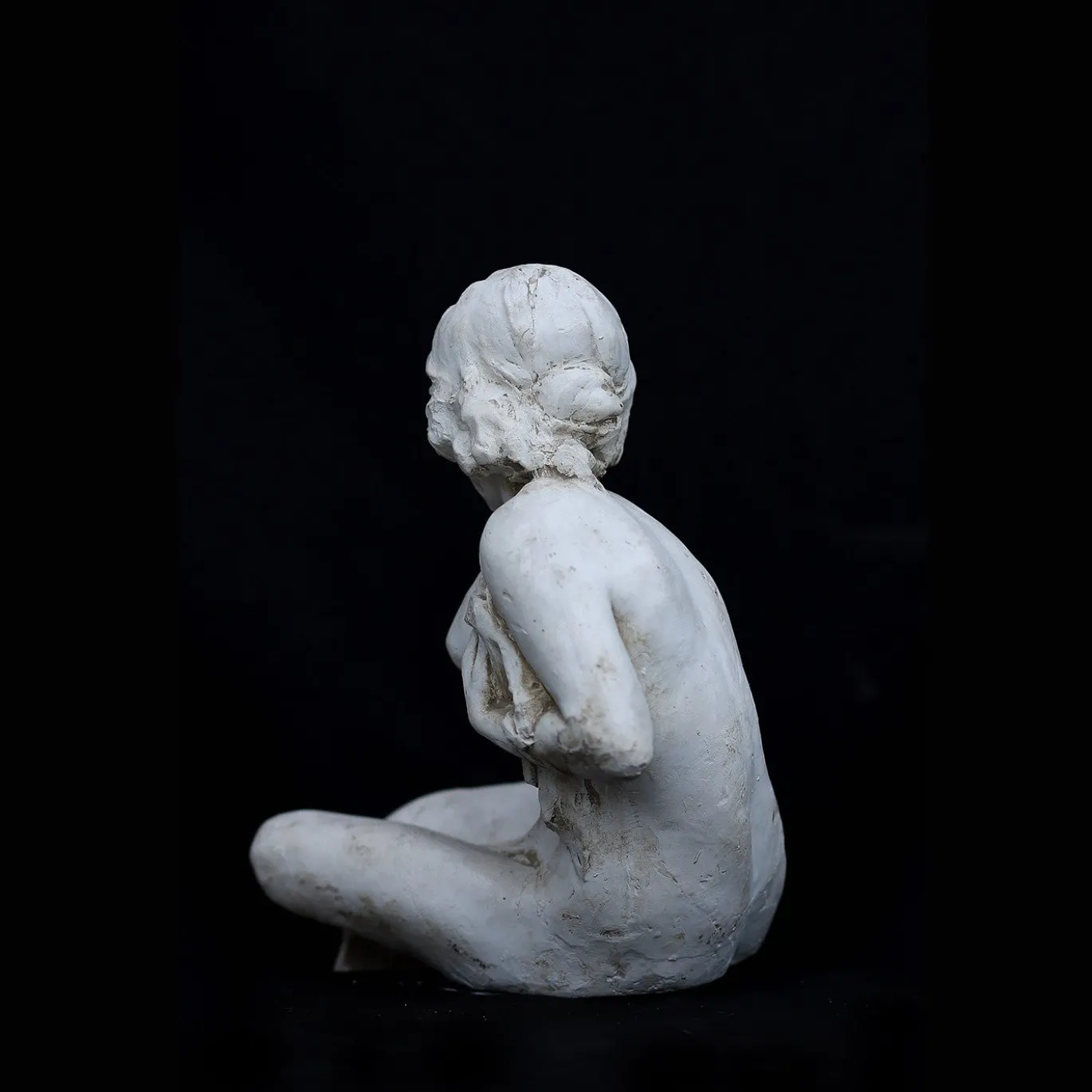 Scultura di donna seduta