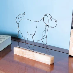 Scultura di Labrador in Passeggiata su Base in Onice Cappuccino