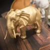 Scultura d'oro a forma di elefante del padre africano