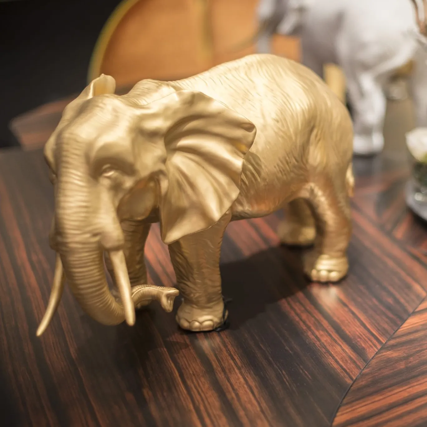 Scultura d'oro a forma di elefante del padre africano