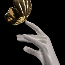 Scultura Ethereal Grace in resina bianca rivestita e ceramica in oro 24K