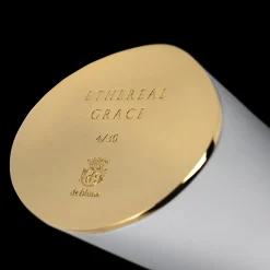 Scultura Ethereal Grace in resina bianca rivestita e ceramica in oro 24K