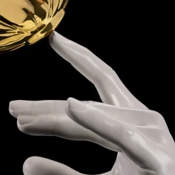 Scultura Ethereal Grace in resina bianca rivestita e ceramica in oro 24K