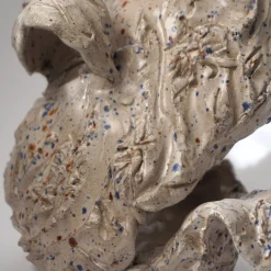 Scultura Frangipane in ceramica grigia con smalto puntinato