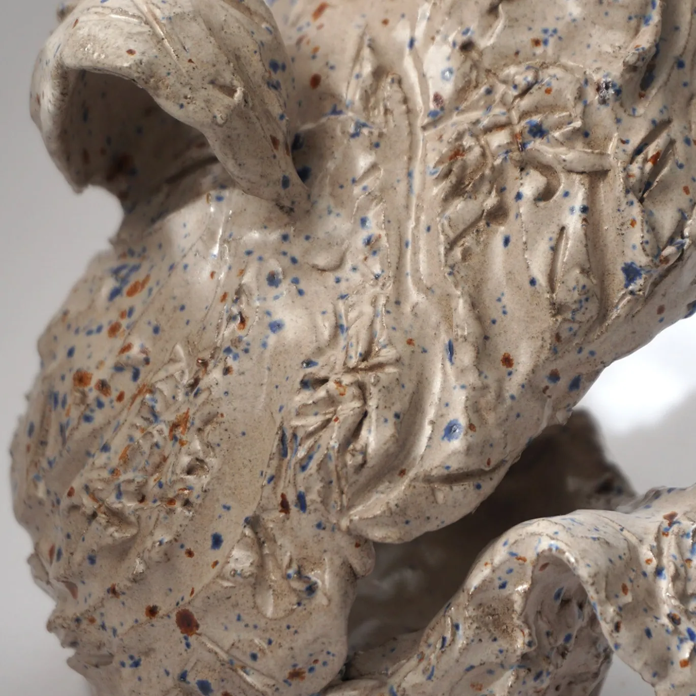 Scultura Frangipane in ceramica grigia con smalto puntinato