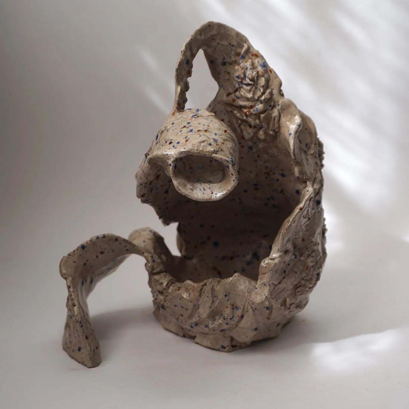 Scultura Frangipane in ceramica grigia con smalto puntinato
