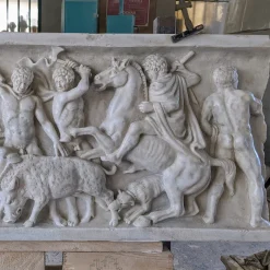 Scultura in alto rilievo in marmo di Carrara Caccia al Cinghiale